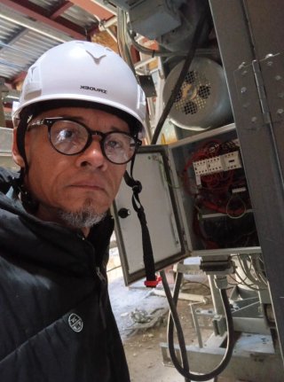 ELECTRICISTA · 20+ AÑOS DE EXPERIENCIA