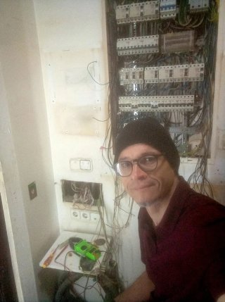 ELECTRICISTA · 20+ AÑOS DE EXPERIENCIA