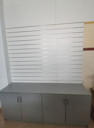 Armario bajo con panel de lamas