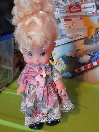 Bambola vintage con vestito floreale prezzo  × tut