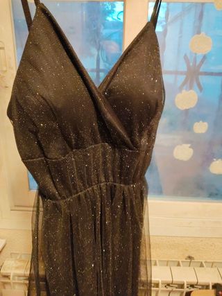 Vestido de fiesta negro corto.