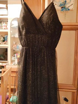 Vestido de fiesta negro corto.