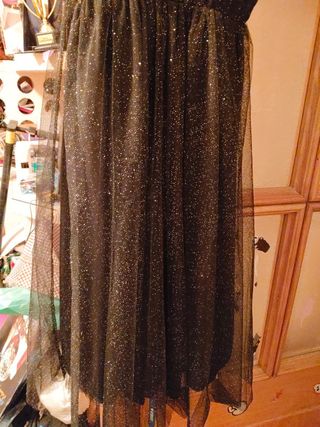 Vestido de fiesta negro corto.