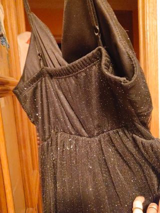 Vestido de fiesta negro corto.