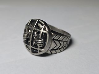Anillo de metal con diseño de calaveras