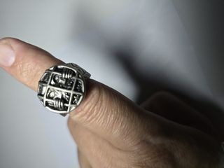 Anillo de metal con diseño de calaveras