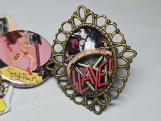 Anillo de metal con diseño de calaveras