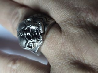 Anillo de metal con diseño de calaveras