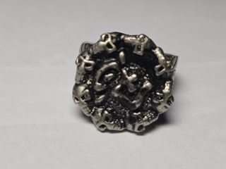 Anillo de metal con diseño de calaveras