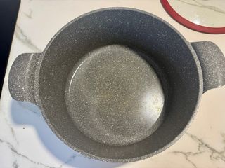 Olla de 12L con tapa de cristal y borde rojo