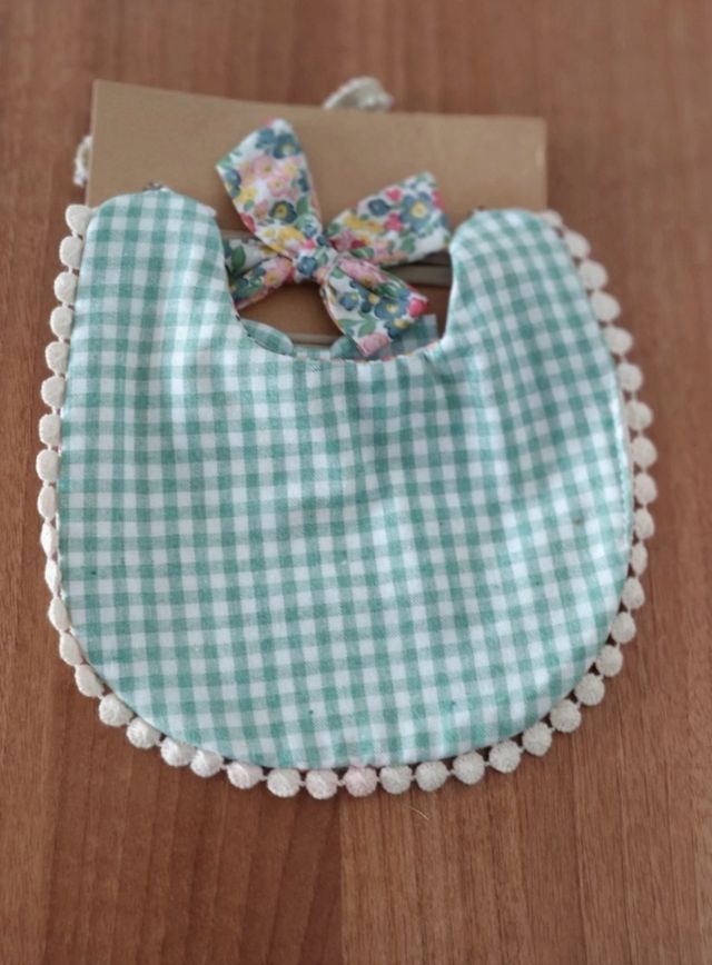 Babero y diadema floral con lazos