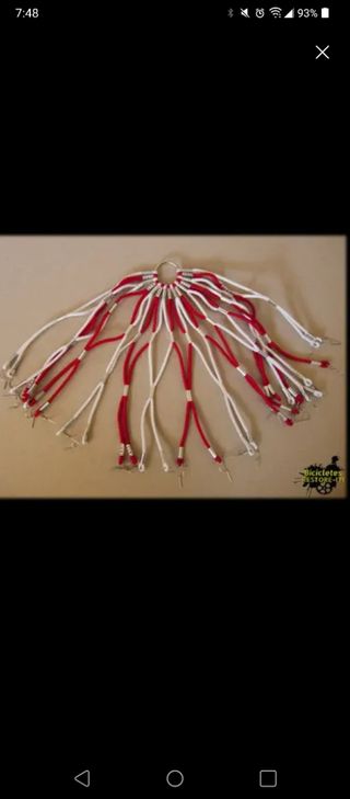 Red de baloncesto roja y blanca