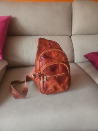 Mochila bandolera de cuero