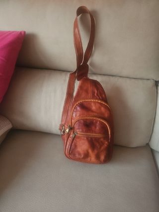 Mochila bandolera de cuero