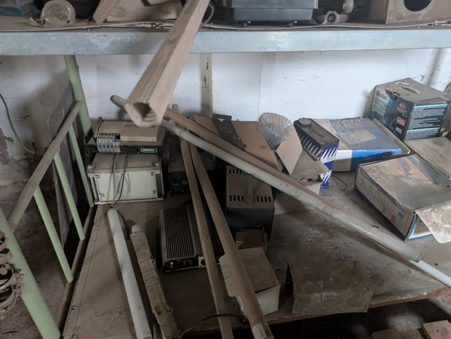 Restos de material eléctrico