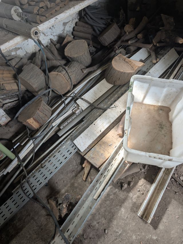 Restos de material eléctrico