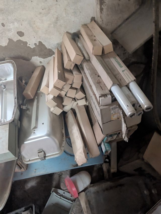 Restos de material eléctrico