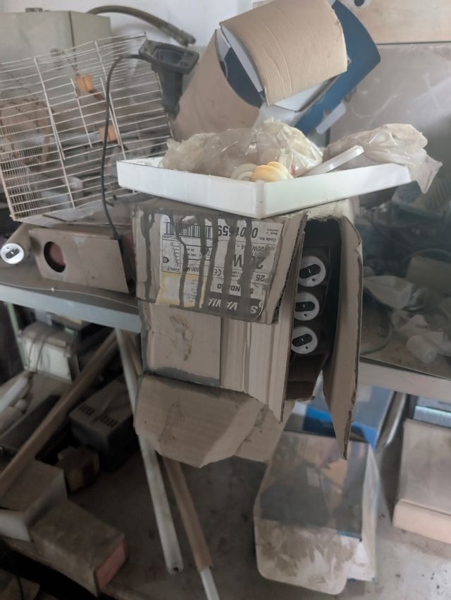 Restos de material eléctrico