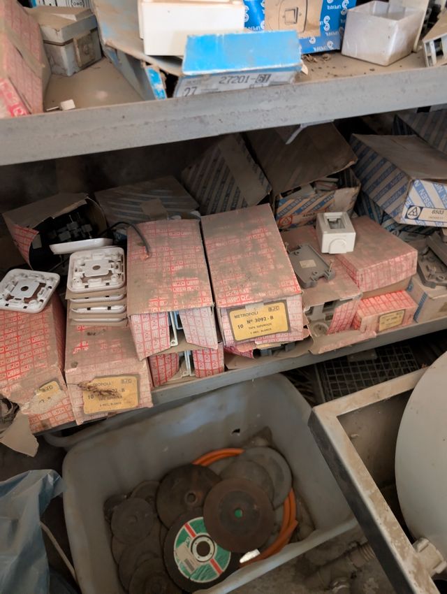 Restos de material eléctrico