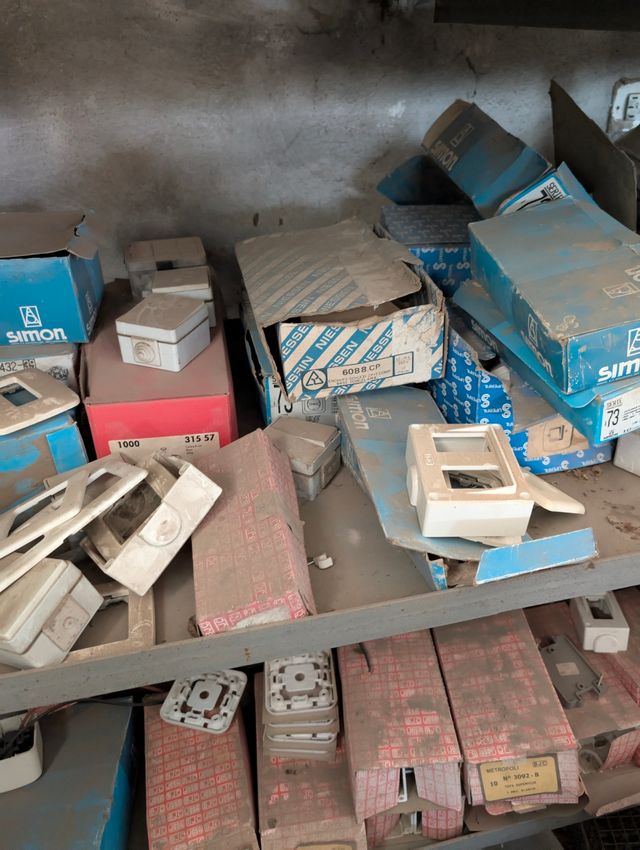 Restos de material eléctrico