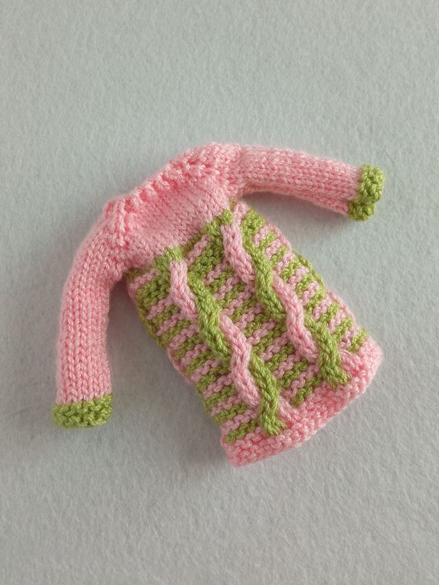 Vestido rosa y verde con formas de espiral -Blythe