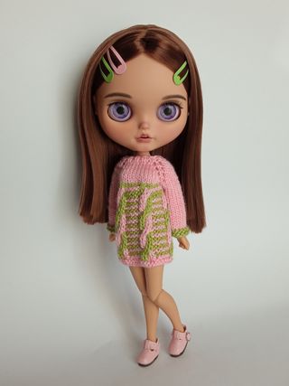 Vestido rosa y verde con formas de espiral -Blythe