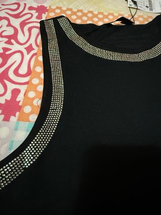 Camiseta negra con brillos