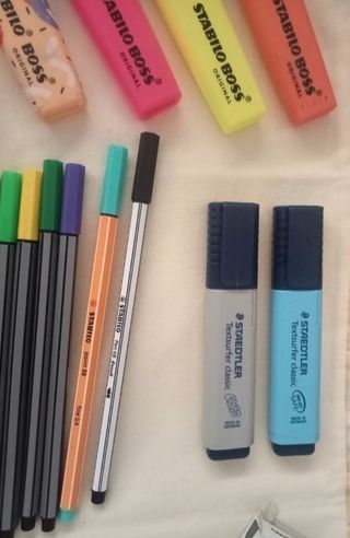 material escolar pack de +de 50 piezas variadas.