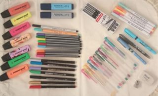 material escolar pack de +de 50 piezas variadas.