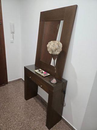 Mueble de entrada con espejo.
