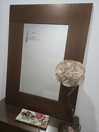 Mueble de entrada con espejo.