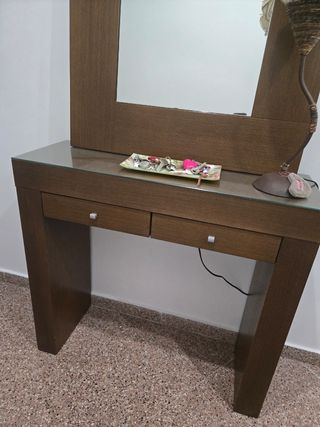 Mueble de entrada con espejo.