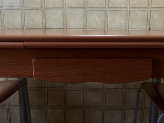 Mesa de cocina con 2 sillas y taburete