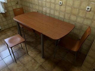 Mesa de cocina con 2 sillas y taburete