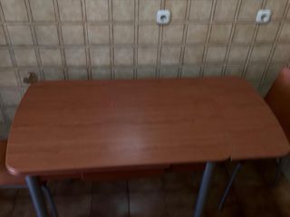 Mesa de cocina con 2 sillas y taburete