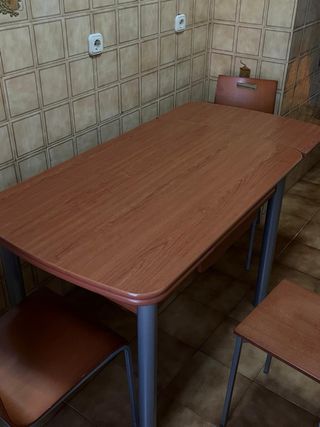 Mesa de cocina con 2 sillas y taburete