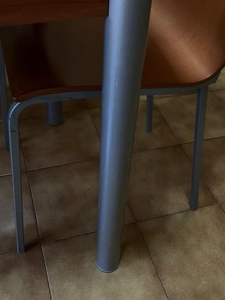 Mesa de cocina con 2 sillas y taburete