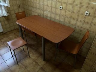 Mesa de cocina con 2 sillas y taburete