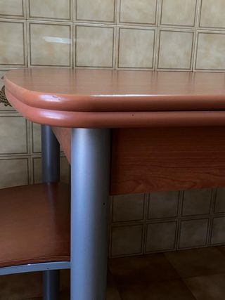 Mesa de cocina con 2 sillas y taburete