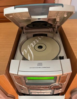 Equipo de música Philips con altavoces