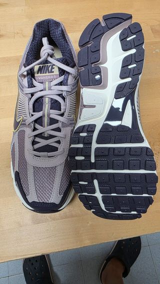 Nike originales Vomero 5 Talla 43 Gris