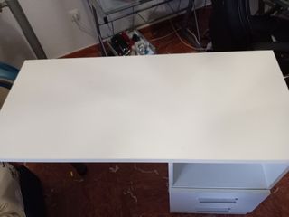 Escritorio blanco con cajones