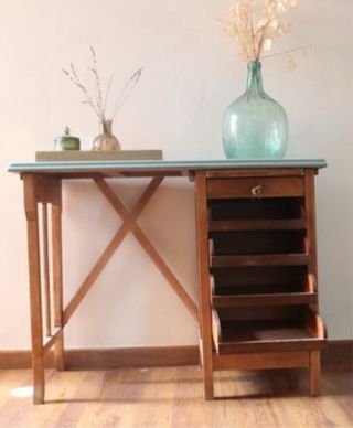 Escritorio antiguo de madera antiguo