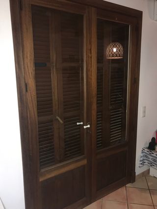 Puertas de madera de Teka de dos hojas y tapajunta