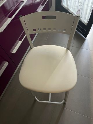 Taburetes de cocina blanco y plateados