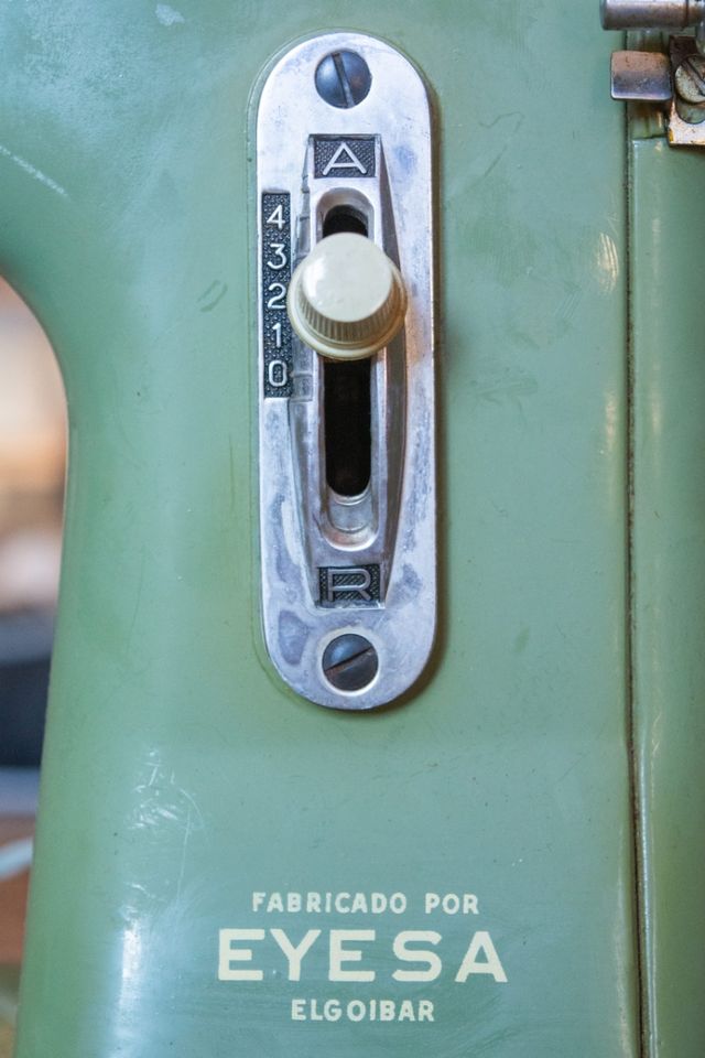 Máquina de coser Sigma Modelo H + Mueble