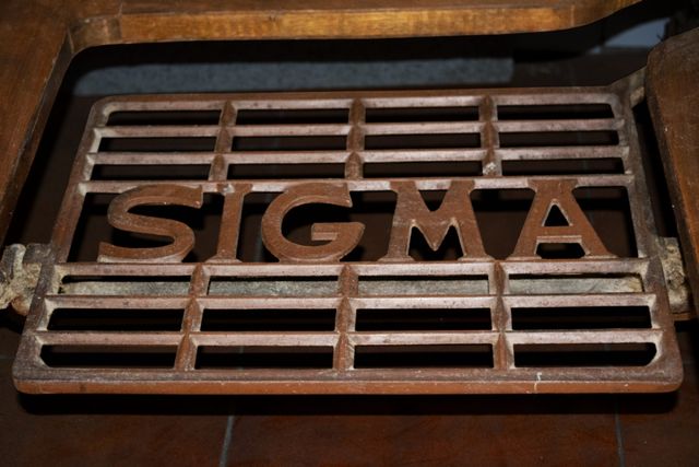 Máquina de coser Sigma Modelo H + Mueble