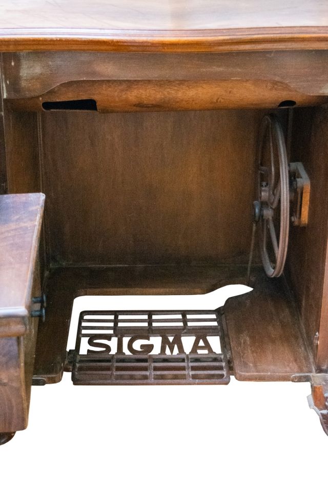 Máquina de coser Sigma Modelo H + Mueble