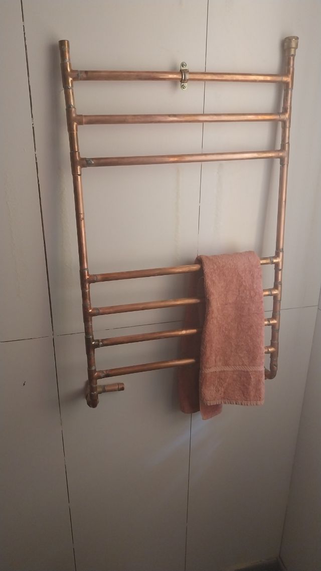 Toallero de metal cobre.
