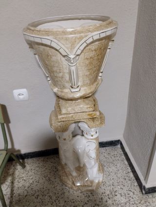 Jarrón de cerámica con pie decorado